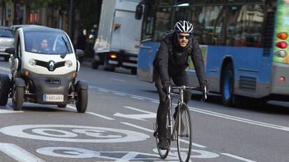 Un ciclista circula por la calle de Luchana, en Madrid.