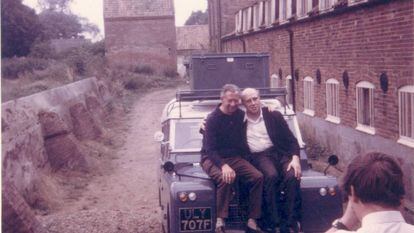 Britten y Rostropóvich, fotografiados por Rosamond Strode, asistente del compositor, en el exterior de Snape Maltings.  