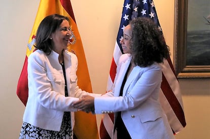 La ministra de Defensa, Margarita Robles, a la izquierda, y la embajadora de EE UU, Julissa Reynoso, en mayo.