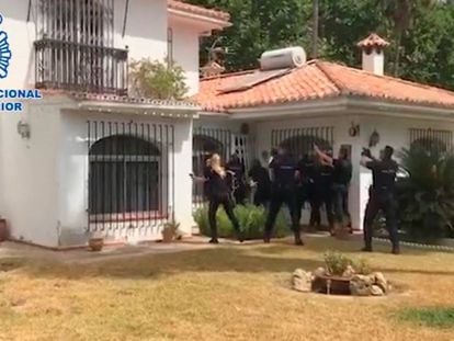 Agentes de la Policía Nacional en el momento de entrar en una casa donde se guardaban tres toneladas de hachís.