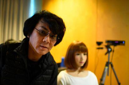 La ingeniera robótica japonesa Hiroshi Ishiguro posa junto a 'Erica' en IROS.