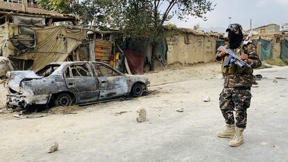 Un militar frente a un coche destruido por EE UU en Kabul (Afganistán).