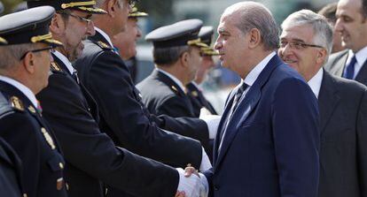 El ministro del Interior, Jorge Fernández, saluda al comisario García Losada.