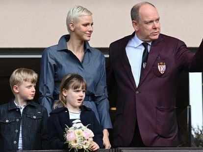 La princesa Charlene junto a Alberto de Mónaco y sus hijos Jacques y Gabrielle en el torneo de rugby Sainte Devote.