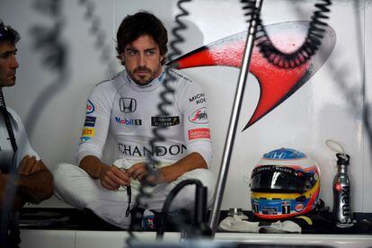 El piloto español del equipo McLaren Honda, Fernando Alonso, se prepara para la primera sesión de entrenamientos del GP de Alemania, en el circuito de Hockenheim.