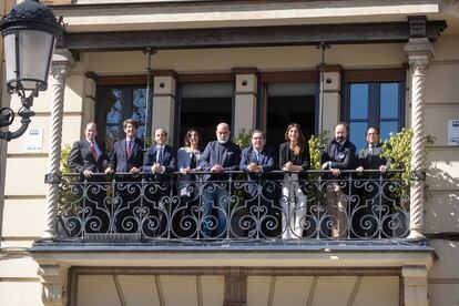 Miembros de la Fundación Fial, en Sevilla. De izquierda a derecha, el ingeniero Ricardo Arjona; el economista Carlos Donaire; el catedrático Juan Antonio Carrillo; los abogados María José Moyano y Miguel Salas; el catedrático Vicente Guzmán; y los abogados Amelia Corbacho, Juan Carlos Alférez y Simón Fernández Rebollo.