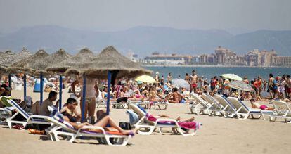 Numerosos valencianos y turistas disfrutan del sol,  en las playas de La Malvarrosa y Las Arenas de Valencia.