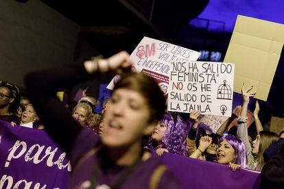 Miles de personas participan en la concentración feminista convocada en Santa Cruz de Tenerife con motivo del 8M.