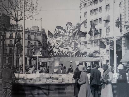 Parada de la librería Catalònia el Sant Jordi de 1932.