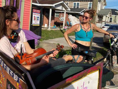 La violinista Anna Roznowska y la conductora de bicitaxi Sarah Grant en una calle de Nueva Orleans el pasado miércoles. En vídeo, una de las presentaciones callejereas del dúo.