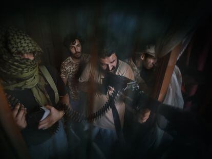 Combatientes de la unidad Shelba, aliada con el Gobierno libio, apuntado a la línea enemiga durante el asedio de Trípoli, en septiembre de 2019.