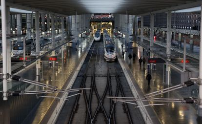 Trenes de alta velocidad en la estación madrileña de Atocha.
