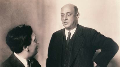 El compositor Arnold Schoenberg (de pie), con el también compositor austriaco Alban Berg, en una imagen en torno a 1914.