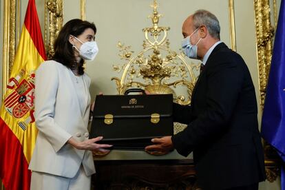 La nueva ministra de Justicia, Pilar Llop, recibe la cartera ministerial de manos de su antecesor en el cargo, Juan Carlos Campo, en un acto celebrado este lunes en la sede del ministerio.