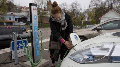 Una usuario de coche eléctrico en Tallin, Estonia.