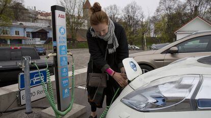 Una usuario de coche el&eacute;ctrico en Tallin, Estonia.