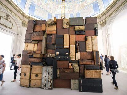 Obra del artista Fabio Mauri en la entrada al pabell&oacute;n central de la 56&ordf; Bienal de Venecia.