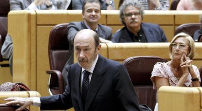 El líder del PSOE Alfredo Pérez Rubalcaba durante su intervención en el pleno del Congreso celebrado hoy en el Senado.