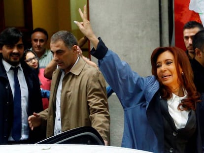 La expresidenta Cristina Fernández de Kirchner saluda a sus seguidores antes de declarar ante un juez en Buenos Aires, el 13 de abril