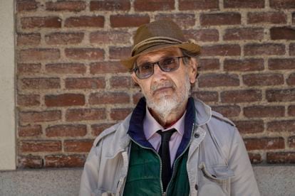Alberto, antiguo perito judicial de 63 años, fotografiado en el comedor de las Hijas de la Caridad.