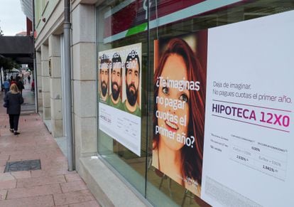 Vista de una entidad bancaria en septiembre, en el centro de Oviedo.