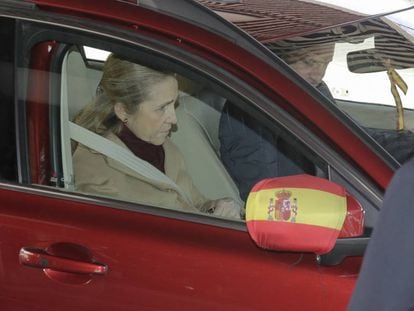 La infanta Elena, en su coche con el retrovisor de la bandera de España.