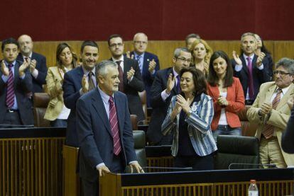 José Antonio Griñán es aplaudido por los diputados socialistas en el Parlamento de Andalucía.