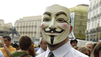 Un manifestante con una careta de Anonymous en la Puerta del Sol de Madrid.