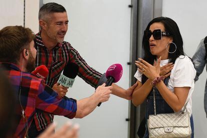 La cantante Chanel responde a los medios a su llegada al aeropuerto de Madrid tras alcanzar la tercera posición en el festival de Eurovisión 2022. 
