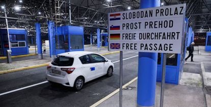 Un vehículo atraviesa la frontera croata tras la incorporación del país al área  Schengen