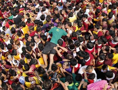 La estatua del Nazareno Negro se talló en México y llegó a Manila el 31 de mayo de 1606 en un galeón procedente de Acapulco que, según la leyenda, se incendió cerca de la costa filipina.