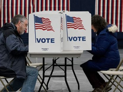 Dos residentes de New Hampshire votaban este martes en las primarias del Estado, en la localidad de Concord.