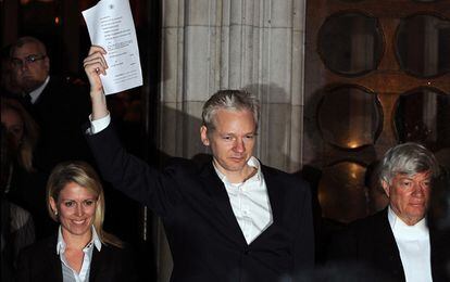 Julian Assange, a su salida del tribunal de Londres tras depositar la fianza.
