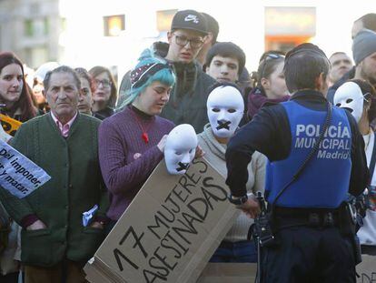 Un grup de dones protesta contra la violència masclista a la Puerta del Sol, a Madrid.