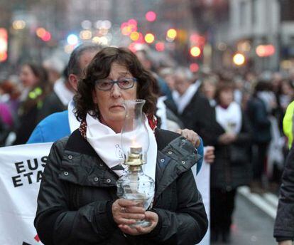 Una de las participantes en la manifestación en Bilbao contra la dispersión de los presos de ETA.