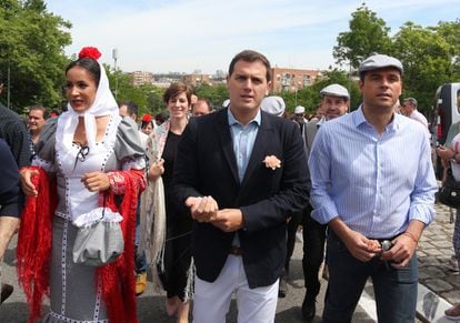 De izquierda a derecha, Begoña Villacís, de chulapa, Albert Rivera e Ignacio Aguado, de Ciudadanos, en la pradera de San Isidro, el 15 de mayo de 2017.