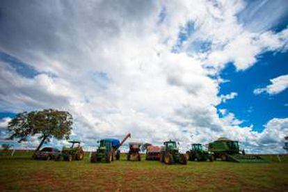 Imagen tomada de unos tractores en un cultivo en la hacienda Santa Brígida, en Ipameri (Brasil), que se beneficia de un innovador sistema agropecuario.