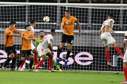 Lucas Ocampos marca de cabeza el gol del triunfo del Sevilla al rematar un centro de Banega.