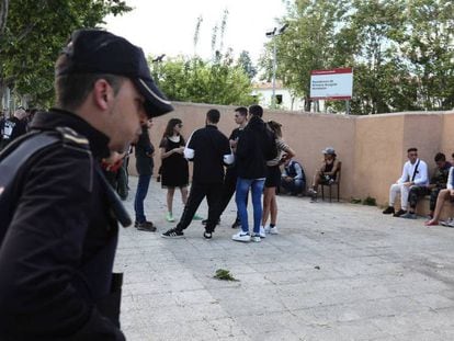 Un policía nacional, delante del centro de menores de Hortaleza tras el intento de visita de Vox.