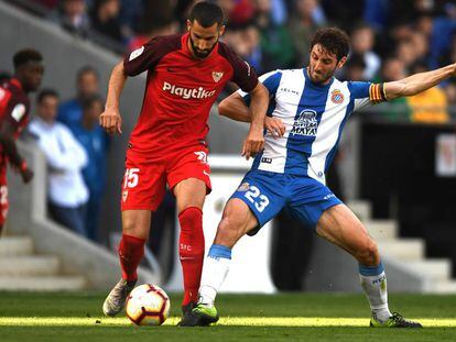 Granero disputa el balón con Gonalons.