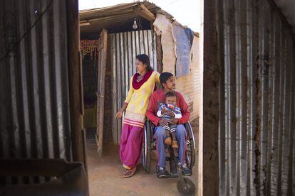 Ramkrishna Giri, de 28 años, y su mujer, Sita Giri, de 26, viven en una casa de chapa. Él quedó discapacitado cuando su casa se le cayó encima mientras estaba echado en la cama. Ella, que estaba embaraza de su hijo, que hoy tiene 14 meses, salvó la vida porque estaba de pie y pudo salir corriendo.