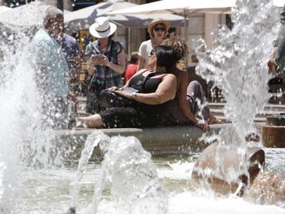 Turistas en la plaza de la Virgen de Valencia este verano.