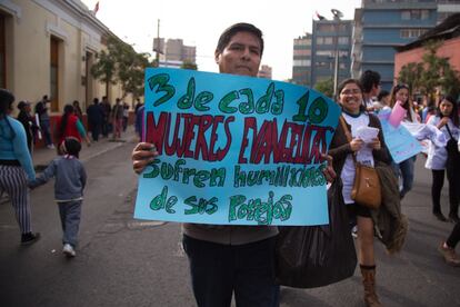 Miles de manifestantes participan en la marcha 'Ni una Menos' que busca denunciar el problema de la violencia hacia las mujeres en Perú.