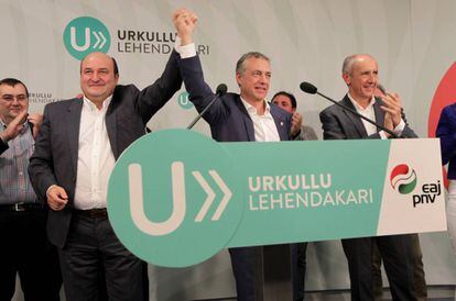 Andoni Ortuzar, Iñigo Urkullu y Josu Erkoreka celebran la victoria del PNV en las elecciones vascas de septiembre de 2016.
