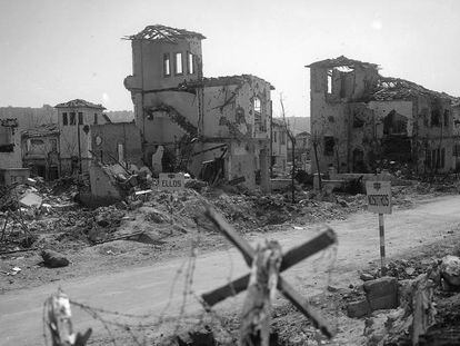 Viviendas de la Colonia de Manzanares tras la Guerra Civil. Los carteles delimitan los bandos. 