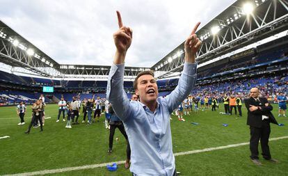 Rubi celebra junto a la afición la clasificación del Espanyol a la Europa League.