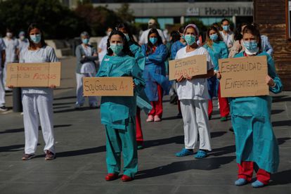 Un grupo de enfermeras se manifiesta en el exterior del hospital de La Paz en Madrid, en octubre de 2020.