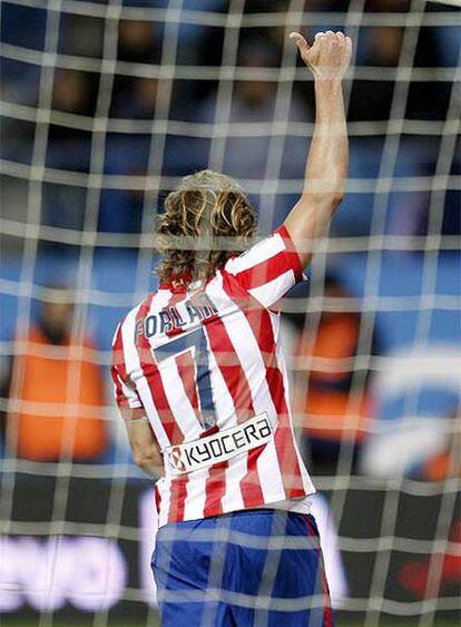 Forlán celebra su tanto ante el Espanyol.