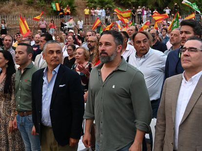 El candidato de Vox a la alcaldía de Badajoz, Marcelo Amarilla, Abascal y el candidato de Vox a la Junta de Extremadura, Ángel Pelayo, el 28 de abril en Badajoz.