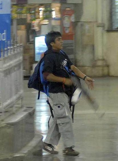 Un terrorista en la estación de ferrocarriles de Bombay atacada.